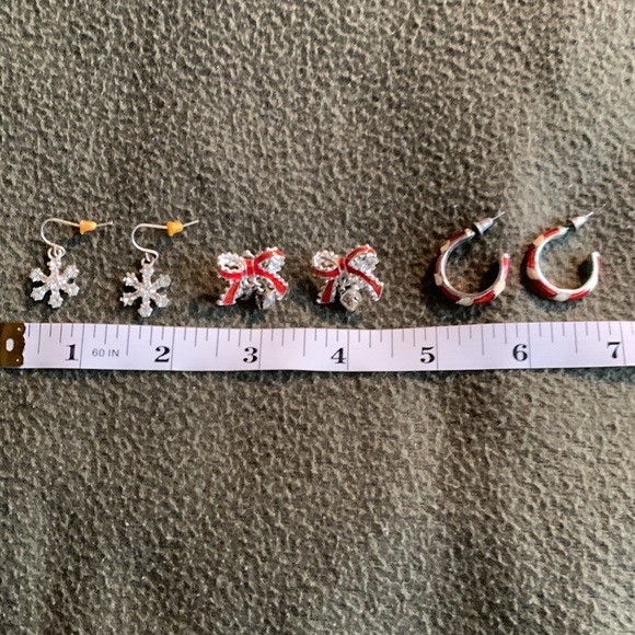 Cute lot of Christmas jewelry. 3 bracelets, 6 brooches, 6 earrings.Various sizes - Picture 7 of 8